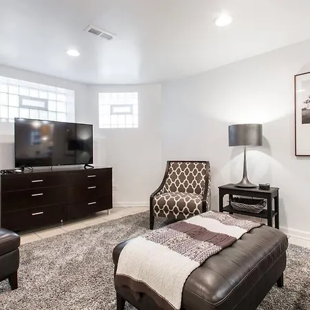 The Wrigleyville Deluxe -Steps From Wrigley Sleeps 10
