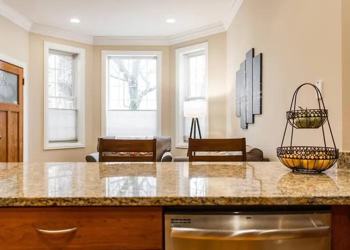 The Wrigleyville Deluxe -steps From Wrigley Sleeps 10