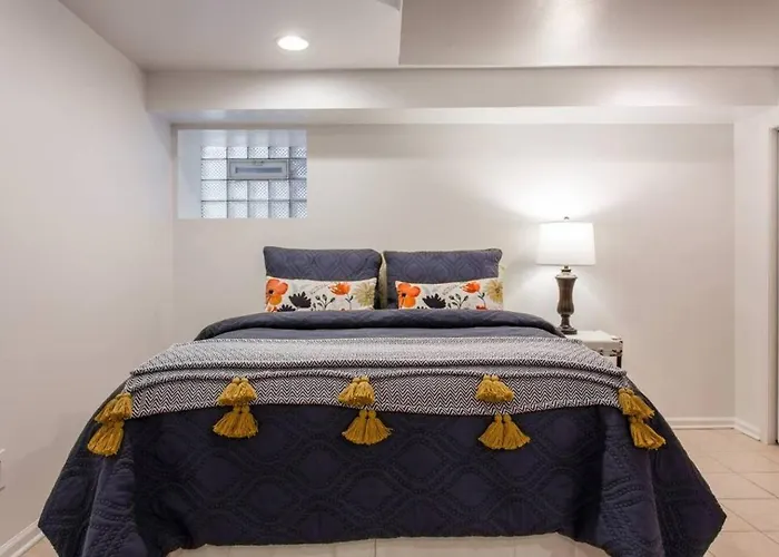 The Wrigleyville Deluxe -steps From Wrigley Sleeps 10 Chicago