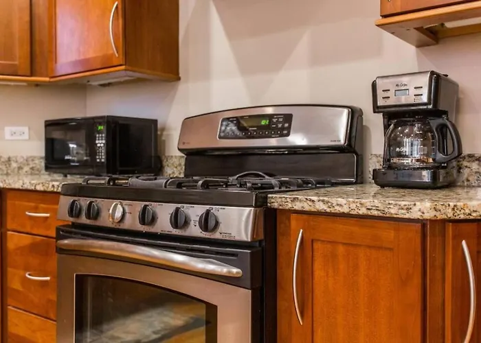 Apartamento The Wrigleyville Deluxe -steps From Wrigley Sleeps 10 Chicago