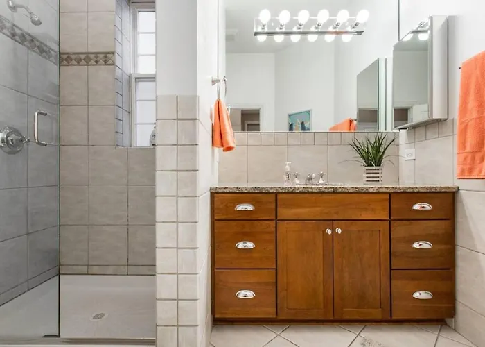 The Wrigleyville Deluxe -steps From Wrigley Sleeps 10 *