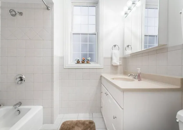 The Wrigleyville Deluxe -steps From Wrigley Sleeps 10