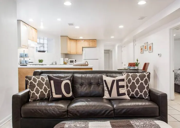 Apartamento The Wrigleyville Deluxe -steps From Wrigley Sleeps 10