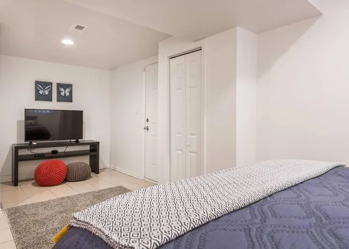 The Wrigleyville Deluxe -steps From Wrigley Sleeps 10 *