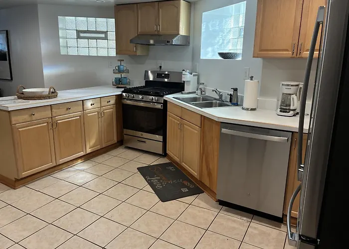 The Wrigleyville Deluxe -steps From Wrigley Sleeps 10 Chicago