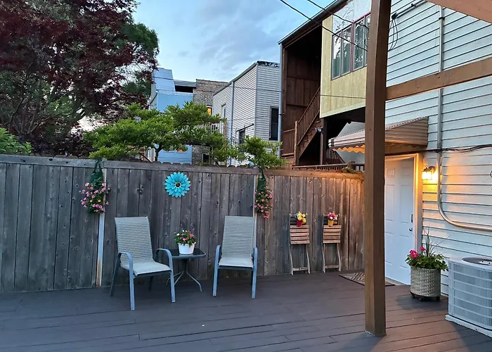 The Wrigleyville Deluxe -steps From Wrigley Sleeps 10 *