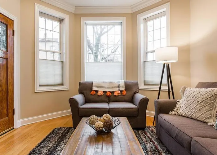 The Wrigleyville Deluxe -steps From Wrigley Sleeps 10 * Chicago