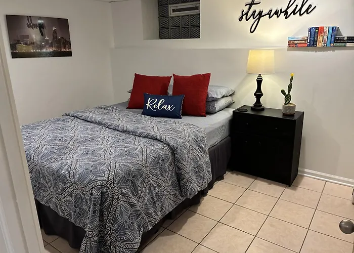 The Wrigleyville Deluxe -steps From Wrigley Sleeps 10 * Chicago