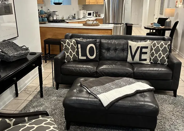 The Wrigleyville Deluxe -steps From Wrigley Sleeps 10 * Chicago