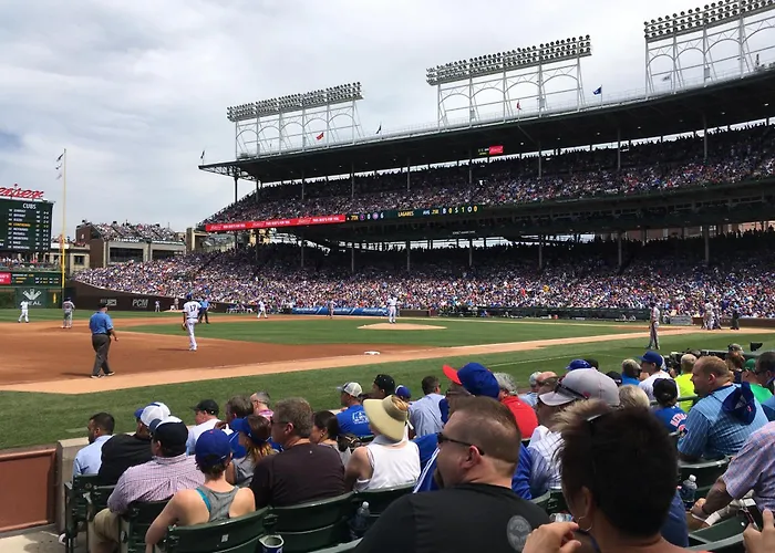 Apartamento The Wrigleyville Deluxe -steps From Wrigley Sleeps 10 *