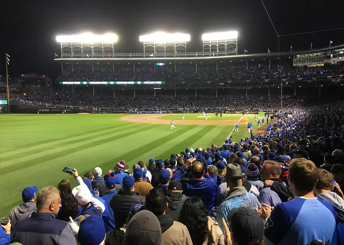 The Wrigleyville Deluxe -steps From Wrigley Sleeps 10 Apartamento