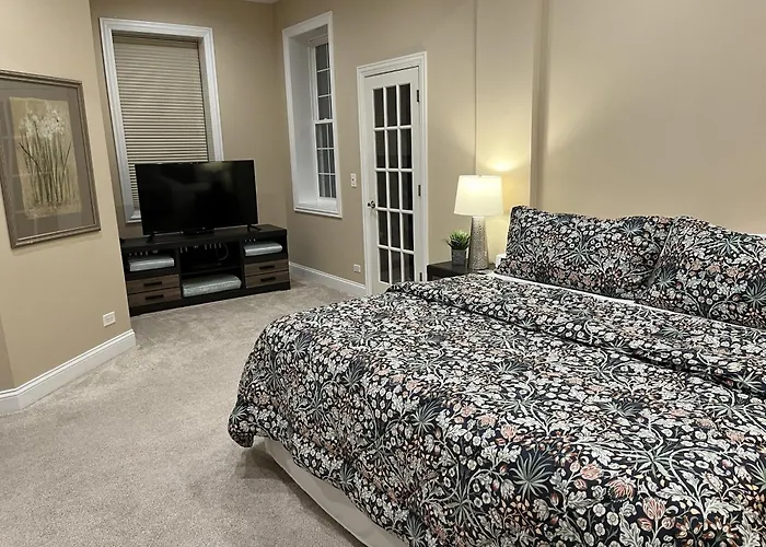 The Wrigleyville Deluxe -steps From Wrigley Sleeps 10 * Chicago